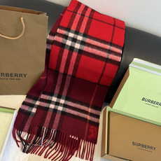 Burberry(巴宝莉)最新双面战马Logo格子羊毛围巾👍完全等于2条围巾‼️专柜热卖的新款,非 Burberry(巴宝莉)最新双面战马Logo格子羊毛围巾👍完全等于2条围巾‼️专柜热卖的新款,非