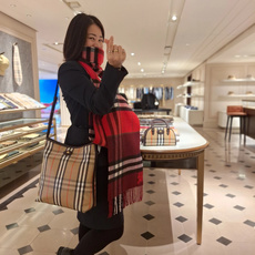 Burberry(巴宝莉)最新双面战马Logo格子羊毛围巾👍完全等于2条围巾‼️专柜热卖的新款,非 Burberry(巴宝莉)最新双面战马Logo格子羊毛围巾👍完全等于2条围巾‼️专柜热卖的新款,非
