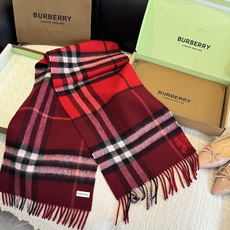 Burberry(巴宝莉)最新双面战马Logo格子羊毛围巾👍完全等于2条围巾‼️专柜热卖的新款,非 Burberry(巴宝莉)最新双面战马Logo格子羊毛围巾👍完全等于2条围巾‼️专柜热卖的新款,非