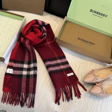 Burberry(巴宝莉)最新双面战马Logo格子羊毛围巾👍完全等于2条围巾‼️专柜热卖的新款,非 Burberry(巴宝莉)最新双面战马Logo格子羊毛围巾👍完全等于2条围巾‼️专柜热卖的新款,非
