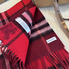 Burberry(巴宝莉)最新双面战马Logo格子羊毛围巾👍完全等于2条围巾‼️专柜热卖的新款,非 Burberry(巴宝莉)最新双面战马Logo格子羊毛围巾👍完全等于2条围巾‼️专柜热卖的新款,非