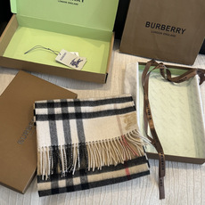 Burberry(巴宝莉)最新双面战马Logo格子羊毛围巾👍完全等于2条围巾‼️专柜热卖的新款,非 Burberry(巴宝莉)最新双面战马Logo格子羊毛围巾👍完全等于2条围巾‼️专柜热卖的新款,非