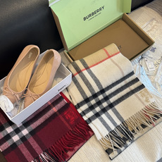 Burberry(巴宝莉)最新双面战马Logo格子羊毛围巾👍完全等于2条围巾‼️专柜热卖的新款,非 Burberry(巴宝莉)最新双面战马Logo格子羊毛围巾👍完全等于2条围巾‼️专柜热卖的新款,非