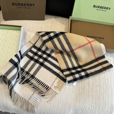 Burberry(巴宝莉)最新双面战马Logo格子羊毛围巾👍完全等于2条围巾‼️专柜热卖的新款,非 Burberry(巴宝莉)最新双面战马Logo格子羊毛围巾👍完全等于2条围巾‼️专柜热卖的新款,非