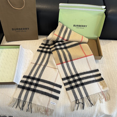 Burberry(巴宝莉)最新双面战马Logo格子羊毛围巾👍完全等于2条围巾‼️专柜热卖的新款,非 Burberry(巴宝莉)最新双面战马Logo格子羊毛围巾👍完全等于2条围巾‼️专柜热卖的新款,非