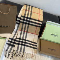 Burberry(巴宝莉)最新双面战马Logo格子羊毛围巾👍完全等于2条围巾‼️专柜热卖的新款,非 Burberry(巴宝莉)最新双面战马Logo格子羊毛围巾👍完全等于2条围巾‼️专柜热卖的新款,非