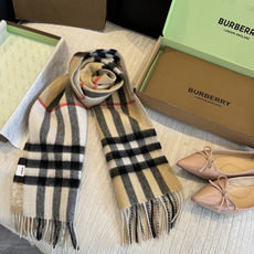 Burberry(巴宝莉)最新双面战马Logo格子羊毛围巾👍完全等于2条围巾‼️专柜热卖的新款,非 Burberry(巴宝莉)最新双面战马Logo格子羊毛围巾👍完全等于2条围巾‼️专柜热卖的新款,非