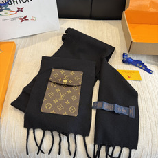🐴🐴LV On My Way围巾创意融合时尚型格与功能细节,释放摩登 雅韵。丰盈绵羊毛围裏舒适暖意。Monogram 按 🐴🐴LV On My Way围巾创意融合时尚型格与功能细节,释放摩登 雅韵。丰盈绵羊毛围裏舒适暖意。Monogram 按