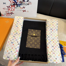 🐴🐴LV On My Way围巾创意融合时尚型格与功能细节,释放摩登 雅韵。丰盈绵羊毛围裏舒适暖意。Monogram 按 🐴🐴LV On My Way围巾创意融合时尚型格与功能细节,释放摩登 雅韵。丰盈绵羊毛围裏舒适暖意。Monogram 按