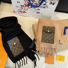 🐴🐴LV On My Way围巾创意融合时尚型格与功能细节,释放摩登 雅韵。丰盈绵羊毛围裏舒适暖意。Monogram 按 🐴🐴LV On My Way围巾创意融合时尚型格与功能细节,释放摩登 雅韵。丰盈绵羊毛围裏舒适暖意。Monogram 按