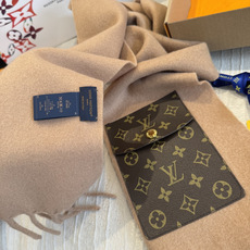 🐴🐴LV On My Way围巾创意融合时尚型格与功能细节,释放摩登 雅韵。丰盈绵羊毛围裏舒适暖意。Monogram 按 🐴🐴LV On My Way围巾创意融合时尚型格与功能细节,释放摩登 雅韵。丰盈绵羊毛围裏舒适暖意。Monogram 按