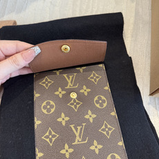 🐴🐴LV On My Way围巾创意融合时尚型格与功能细节,释放摩登 雅韵。丰盈绵羊毛围裏舒适暖意。Monogram 按 🐴🐴LV On My Way围巾创意融合时尚型格与功能细节,释放摩登 雅韵。丰盈绵羊毛围裏舒适暖意。Monogram 按