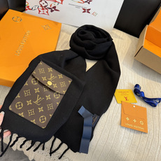 🐴🐴LV On My Way围巾创意融合时尚型格与功能细节,释放摩登 雅韵。丰盈绵羊毛围裏舒适暖意。Monogram 按 🐴🐴LV On My Way围巾创意融合时尚型格与功能细节,释放摩登 雅韵。丰盈绵羊毛围裏舒适暖意。Monogram 按