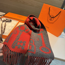全网都爱的一款H钥匙双面羊绒围巾,Casaque Porte-Clefs 触感柔软细腻 软软绵绵如云朵般轻盈包裹 独 全网都爱的一款H钥匙双面羊绒围巾,Casaque Porte-Clefs 触感柔软细腻 软软绵绵如云朵般轻盈包裹 独
