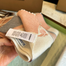 ✨✨Burberry · 巴宝莉双面围巾❗好看的要疯掉了,太有型太有魅力了❗❗非常斯文时尚的秋冬单品!真的很喜欢,非常C ✨✨Burberry · 巴宝莉双面围巾❗好看的要疯掉了,太有型太有魅力了❗❗非常斯文时尚的秋冬单品!真的很喜欢,非常C