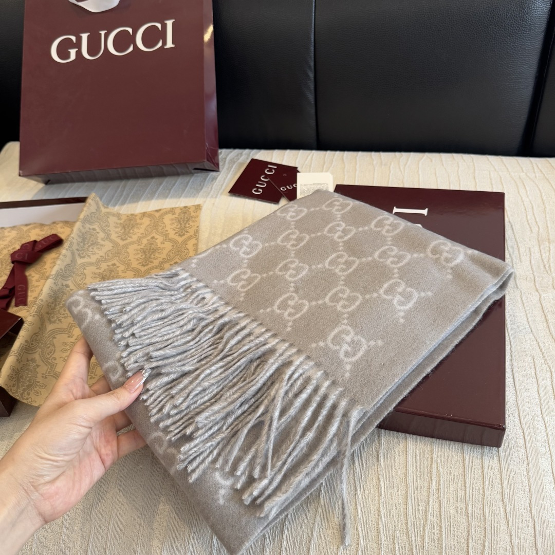 GUCCI年度最火的GG纯羊绒围巾没有之一‼️快来举手有多少人在等这款围巾🤣经典永远是经典。上身的气场一秒钟体现。一款自