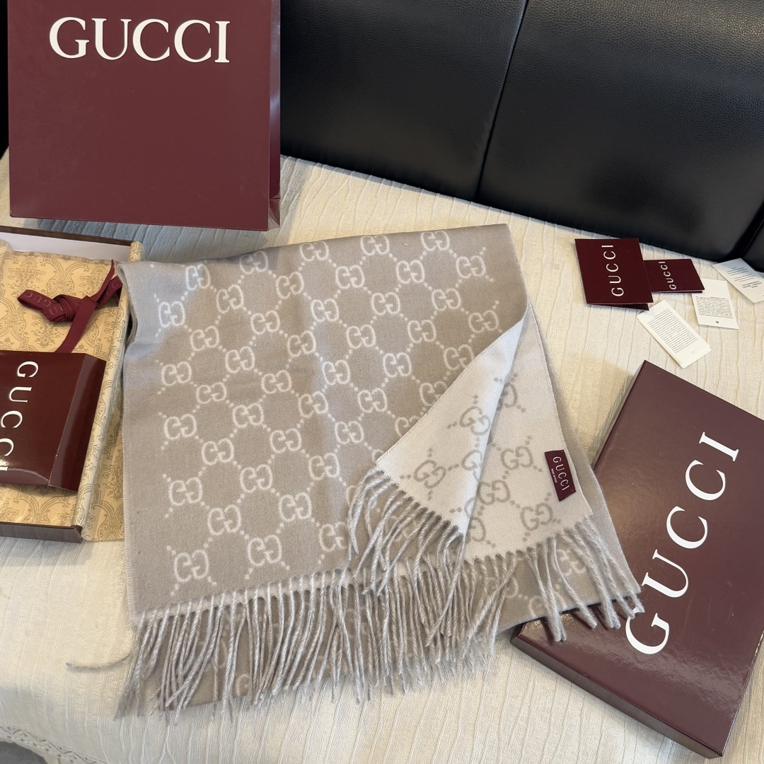 GUCCI年度最火的GG纯羊绒围巾没有之一‼️快来举手有多少人在等这款围巾🤣经典永远是经典。上身的气场一秒钟体现。一款自