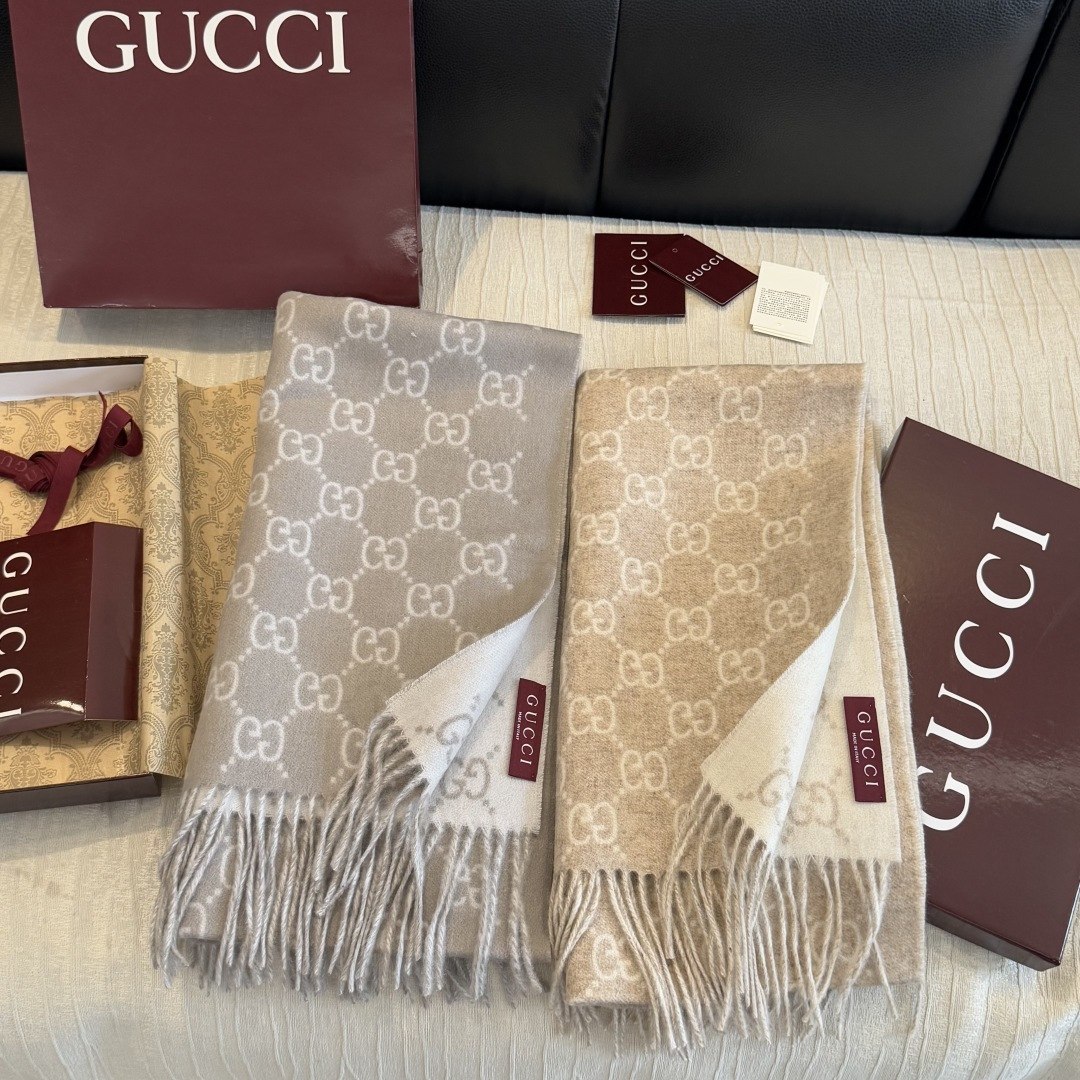 GUCCI年度最火的GG纯羊绒围巾没有之一‼️快来举手有多少人在等这款围巾🤣经典永远是经典。上身的气场一秒钟体现。一款自