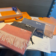 Louis Vuitton。 【刺绣羊绒围巾】怒赞自留,难得的高端男款!家属福利!L非常正的男士围巾~面料大爱,非常柔软 Louis Vuitton。 【刺绣羊绒围巾】怒赞自留,难得的高端男款!家属福利!L非常正的男士围巾~面料大爱,非常柔软