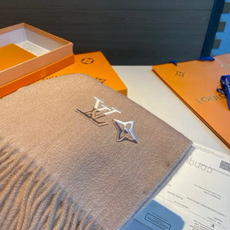 Louis Vuitton。 【刺绣羊绒围巾】怒赞自留,难得的高端男款!家属福利!L非常正的男士围巾~面料大爱,非常柔软 Louis Vuitton。 【刺绣羊绒围巾】怒赞自留,难得的高端男款!家属福利!L非常正的男士围巾~面料大爱,非常柔软