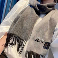 Louis Vuitton。 【刺绣羊绒围巾】怒赞自留,难得的高端男款!家属福利!L非常正的男士围巾~面料大爱,非常柔软 Louis Vuitton。 【刺绣羊绒围巾】怒赞自留,难得的高端男款!家属福利!L非常正的男士围巾~面料大爱,非常柔软