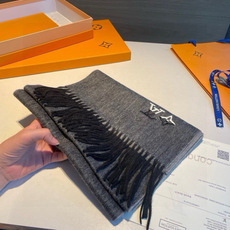 Louis Vuitton。 【刺绣羊绒围巾】怒赞自留,难得的高端男款!家属福利!L非常正的男士围巾~面料大爱,非常柔软 Louis Vuitton。 【刺绣羊绒围巾】怒赞自留,难得的高端男款!家属福利!L非常正的男士围巾~面料大爱,非常柔软