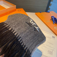 Louis Vuitton。 【刺绣羊绒围巾】怒赞自留,难得的高端男款!家属福利!L非常正的男士围巾~面料大爱,非常柔软 Louis Vuitton。 【刺绣羊绒围巾】怒赞自留,难得的高端男款!家属福利!L非常正的男士围巾~面料大爱,非常柔软