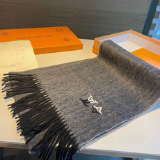 Louis Vuitton。 【刺绣羊绒围巾】怒赞自留,难得的高端男款!家属福利!L非常正的男士围巾~面料大爱,非常柔软 Louis Vuitton。 【刺绣羊绒围巾】怒赞自留,难得的高端男款!家属福利!L非常正的男士围巾~面料大爱,非常柔软