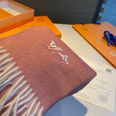 Louis Vuitton。 【刺绣羊绒围巾】怒赞自留,难得的高端男款!家属福利!L非常正的男士围巾~面料大爱,非常柔软 Louis Vuitton。 【刺绣羊绒围巾】怒赞自留,难得的高端男款!家属福利!L非常正的男士围巾~面料大爱,非常柔软