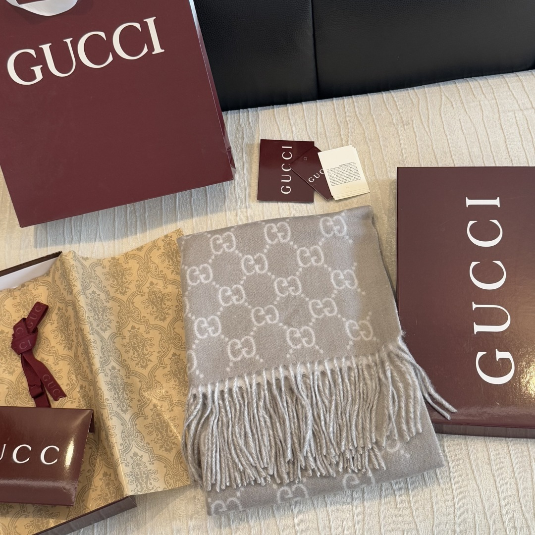 GUCCI年度最火的GG纯羊绒围巾没有之一‼️快来举手有多少人在等这款围巾🤣经典永远是经典。上身的气场一秒钟体现。一款自