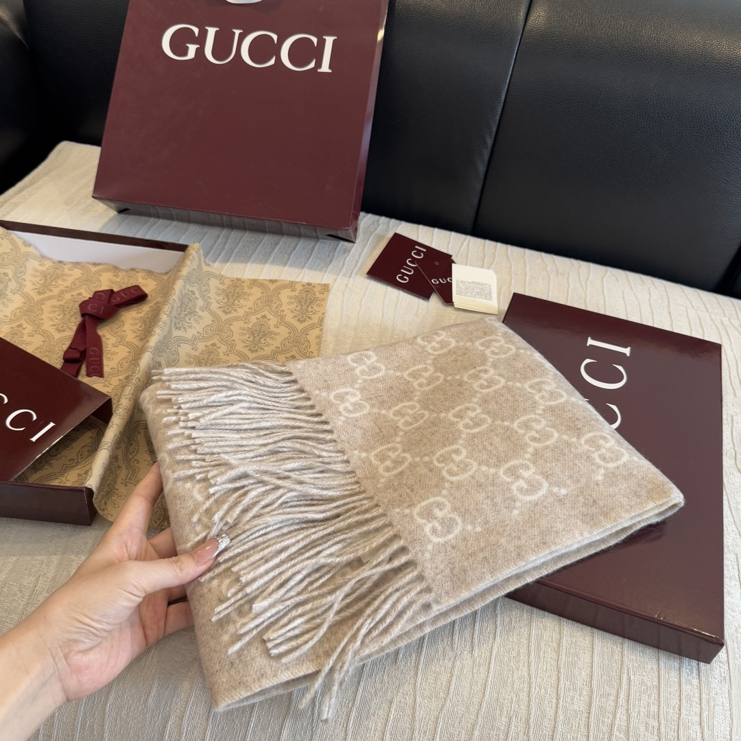 GUCCI年度最火的GG纯羊绒围巾没有之一‼️快来举手有多少人在等这款围巾🤣经典永远是经典。上身的气场一秒钟体现。一款自