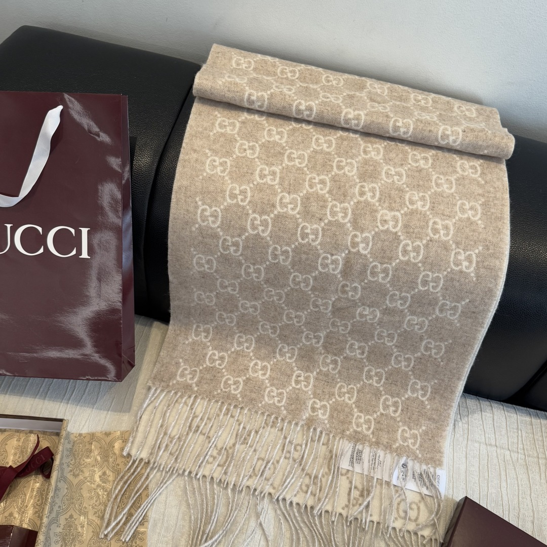 GUCCI年度最火的GG纯羊绒围巾没有之一‼️快来举手有多少人在等这款围巾🤣经典永远是经典。上身的气场一秒钟体现。一款自