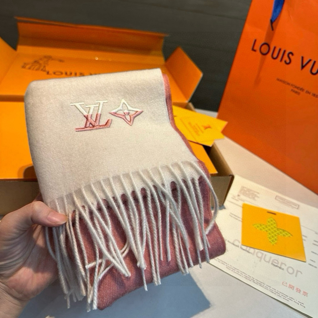 【▪️家属福利来了！！Lv 高端重磅男士围巾！】怒赞推荐，激动~！！下手绝对要快，同步专柜，最高端的男士款~工艺难度大，