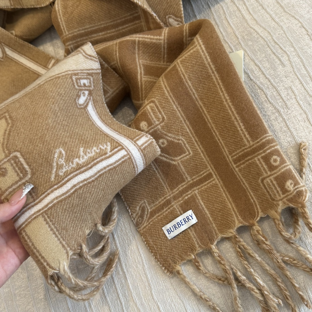 Burberry巴宝莉 围巾 .100%山羊绒 双面羊绒围巾,双面两用设计,一面装饰 Burberry 条纹、专属标识和 Burberry巴宝莉 围巾 .100%山羊绒 双面羊绒围巾,双面两用设计,一面装饰 Burberry 条纹、专属标识和