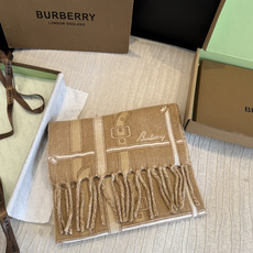 Burberry巴宝莉 围巾 .100%山羊绒 双面羊绒围巾,双面两用设计,一面装饰 Burberry 条纹、专属标识和 Burberry巴宝莉 围巾 .100%山羊绒 双面羊绒围巾,双面两用设计,一面装饰 Burberry 条纹、专属标识和