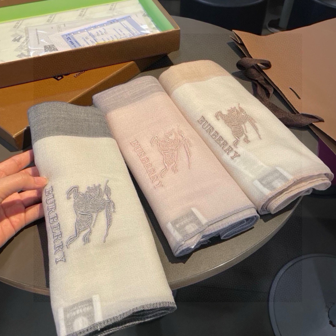 巴宝莉Burberry  经典专柜款、专柜同步 超薄羊绒格子披肩现货秒发  衣柜必备经典款VIP推荐！！！早秋经典巴格羊
