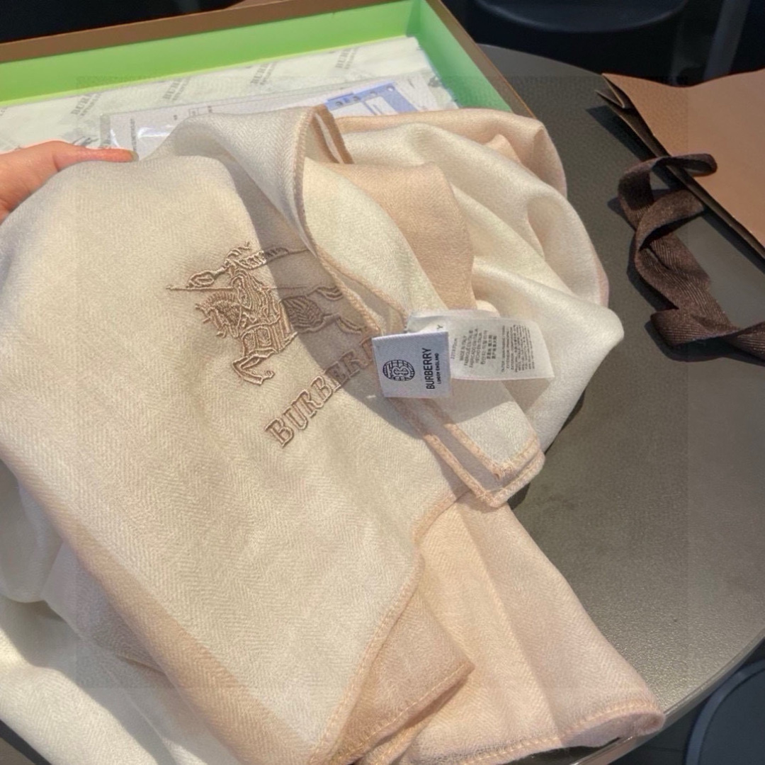 巴宝莉Burberry  经典专柜款、专柜同步 超薄羊绒格子披肩现货秒发  衣柜必备经典款VIP推荐！！！早秋经典巴格羊