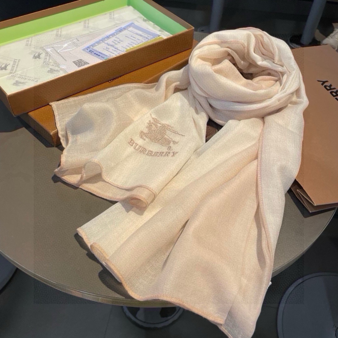 巴宝莉Burberry  经典专柜款、专柜同步 超薄羊绒格子披肩现货秒发  衣柜必备经典款VIP推荐！！！早秋经典巴格羊