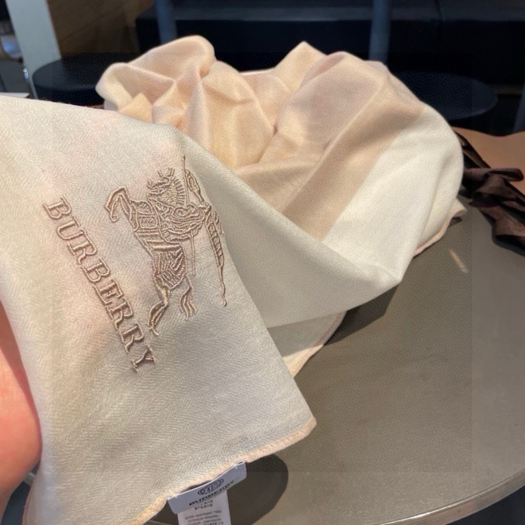 巴宝莉Burberry  经典专柜款、专柜同步 超薄羊绒格子披肩现货秒发  衣柜必备经典款VIP推荐！！！早秋经典巴格羊