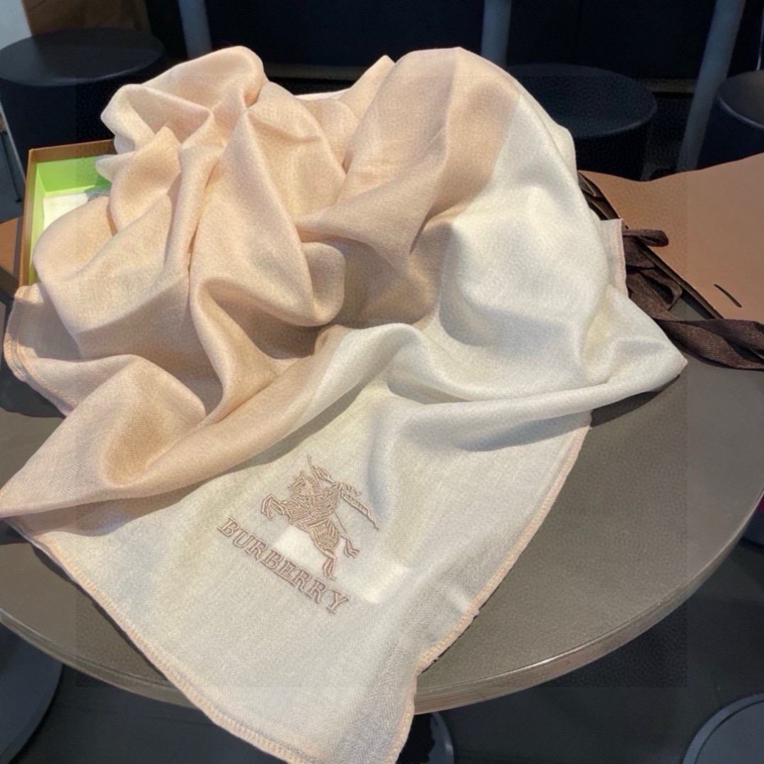 巴宝莉Burberry  经典专柜款、专柜同步 超薄羊绒格子披肩现货秒发  衣柜必备经典款VIP推荐！！！早秋经典巴格羊