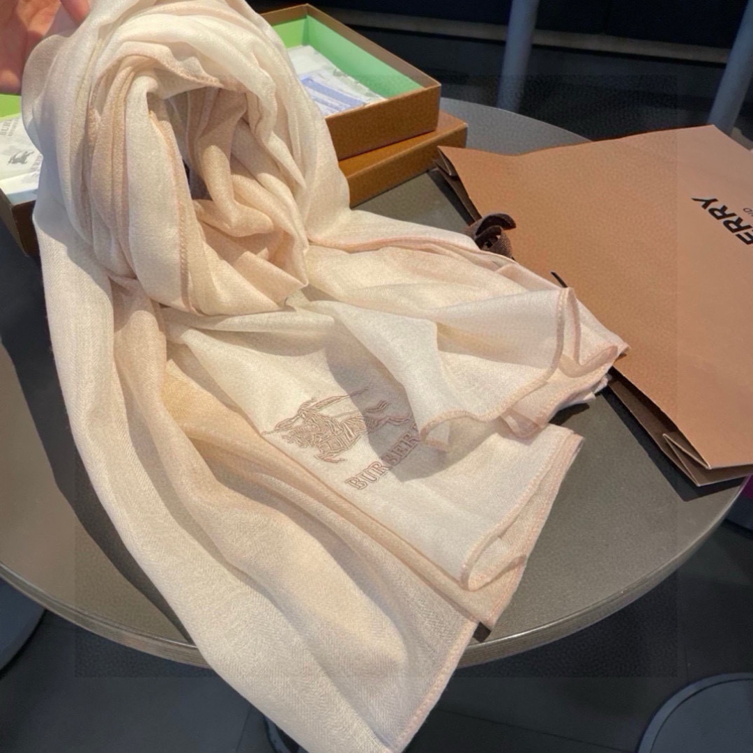 巴宝莉Burberry  经典专柜款、专柜同步 超薄羊绒格子披肩现货秒发  衣柜必备经典款VIP推荐！！！早秋经典巴格羊