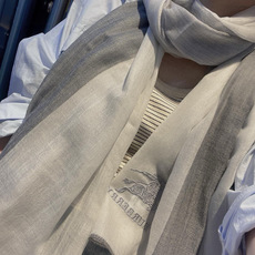 巴宝莉Burberry 经典专柜款、专柜同步 超薄羊绒格子披肩现货秒发 衣柜必备经典款VIP推荐!!!早秋经典巴格羊 巴宝莉Burberry 经典专柜款、专柜同步 超薄羊绒格子披肩现货秒发 衣柜必备经典款VIP推荐!!!早秋经典巴格羊