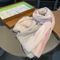 巴宝莉Burberry 经典专柜款、专柜同步 超薄羊绒格子披肩现货秒发 衣柜必备经典款VIP推荐!!!早秋经典巴格羊 巴宝莉Burberry 经典专柜款、专柜同步 超薄羊绒格子披肩现货秒发 衣柜必备经典款VIP推荐!!!早秋经典巴格羊