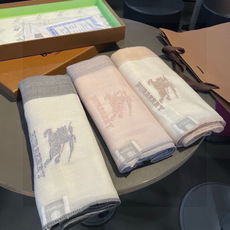 巴宝莉Burberry 经典专柜款、专柜同步 超薄羊绒格子披肩现货秒发 衣柜必备经典款VIP推荐!!!早秋经典巴格羊 巴宝莉Burberry 经典专柜款、专柜同步 超薄羊绒格子披肩现货秒发 衣柜必备经典款VIP推荐!!!早秋经典巴格羊