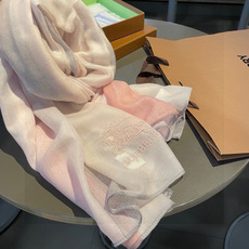巴宝莉Burberry 经典专柜款、专柜同步 超薄羊绒格子披肩现货秒发 衣柜必备经典款VIP推荐!!!早秋经典巴格羊 巴宝莉Burberry 经典专柜款、专柜同步 超薄羊绒格子披肩现货秒发 衣柜必备经典款VIP推荐!!!早秋经典巴格羊