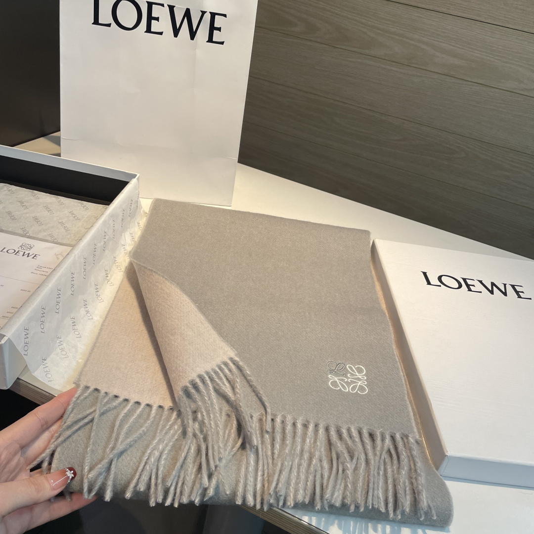 上新!Loewe · 罗意威️难得一见的温柔配色,低调又不失优雅❗️】重点推荐❗️双面配色,一条围巾两种风格搭配,高级舒 上新!Loewe · 罗意威️难得一见的温柔配色,低调又不失优雅❗️】重点推荐❗️双面配色,一条围巾两种风格搭配,高级舒
