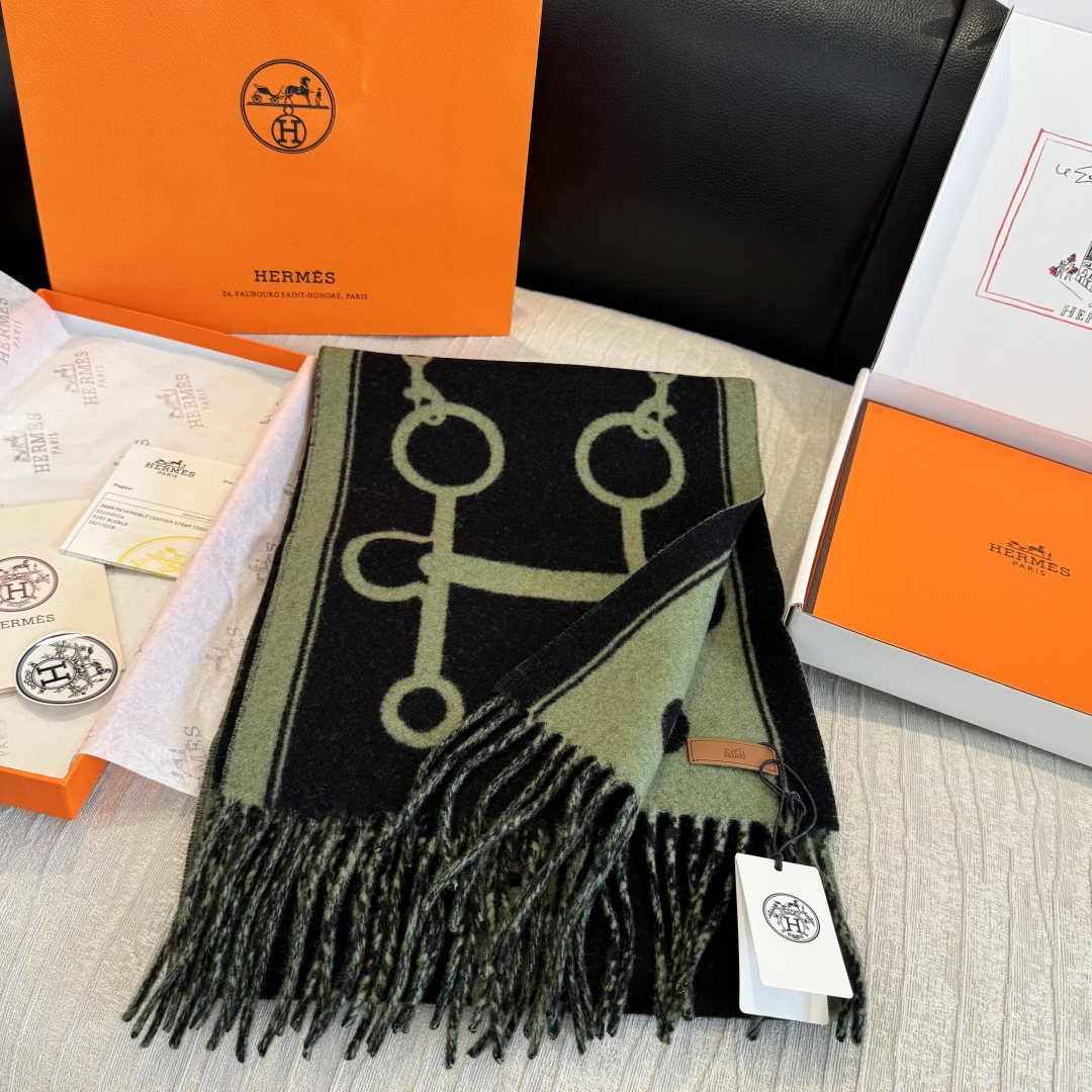 全网都爱的一款双面羊绒围巾，Casaque Porte-Clefs 触感柔软细腻 软软绵绵如云朵般轻盈包裹 	 独P的设