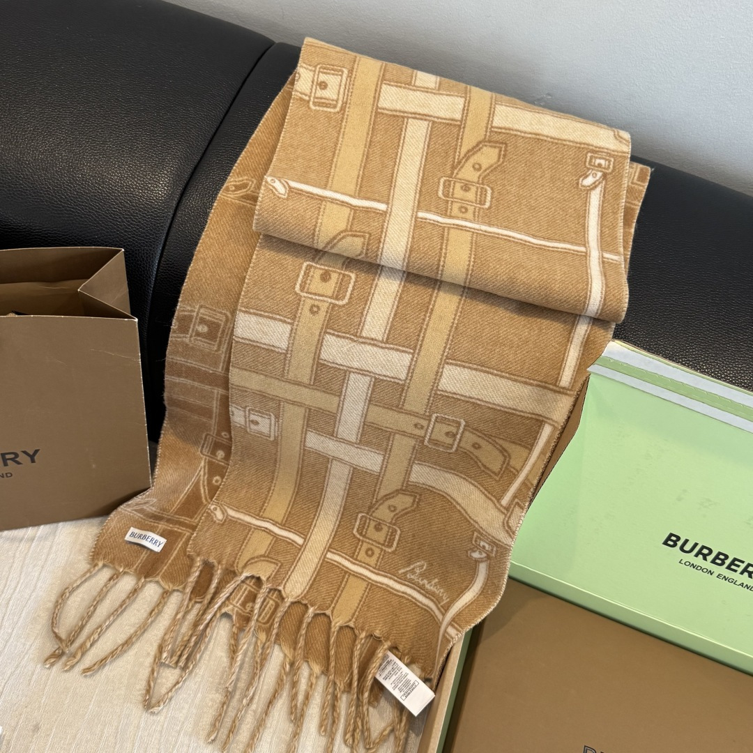Burberry巴宝莉 围巾 .100%山羊绒 双面羊绒围巾,双面两用设计,一面装饰 Burberry 条纹、专属标识和 Burberry巴宝莉 围巾 .100%山羊绒 双面羊绒围巾,双面两用设计,一面装饰 Burberry 条纹、专属标识和