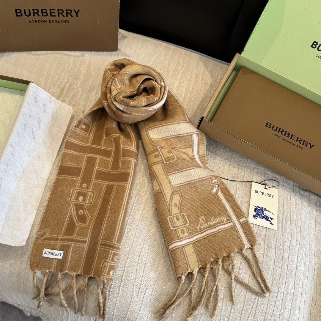 Burberry巴宝莉 围巾 .100%山羊绒 双面羊绒围巾,双面两用设计,一面装饰 Burberry 条纹、专属标识和 Burberry巴宝莉 围巾 .100%山羊绒 双面羊绒围巾,双面两用设计,一面装饰 Burberry 条纹、专属标识和