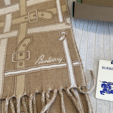 Burberry巴宝莉 围巾 .100%山羊绒 双面羊绒围巾,双面两用设计,一面装饰 Burberry 条纹、专属标识和 Burberry巴宝莉 围巾 .100%山羊绒 双面羊绒围巾,双面两用设计,一面装饰 Burberry 条纹、专属标识和